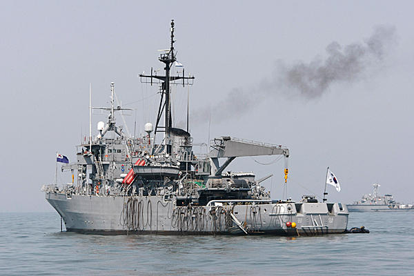 http://gcaptain.com/maritime/blog/wp-content/uploads/2010/03/0329-OMYSTERY-South-Korea-Ship-Sinks_full_600.jpg