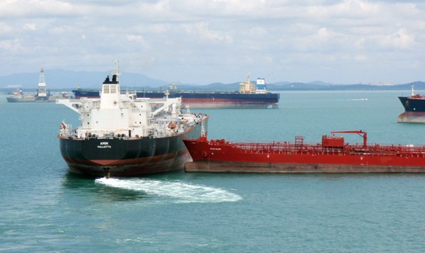 singapore tankers near miss collision