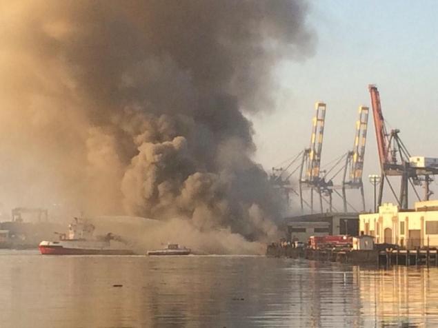 ‘Stubborn’ Wharf Fire Closes Container Terminals at Port of Los Angeles