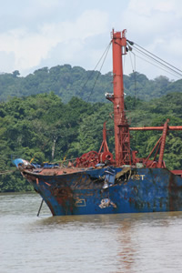 Ship White Mist damage after collision - panama canal