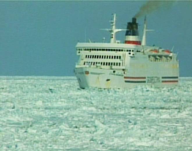 cruise-ship-stuck-in-ice