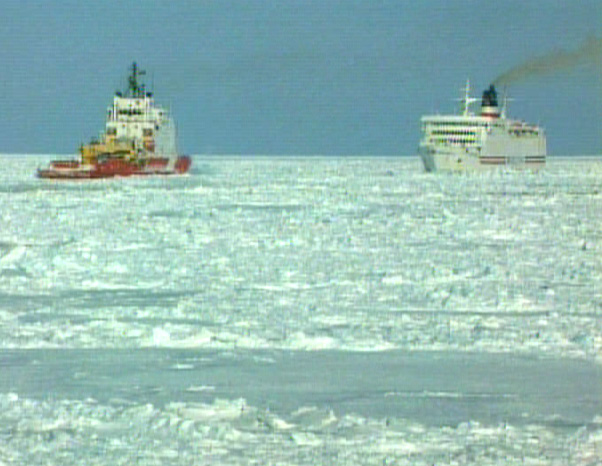 cruise-ship-stuck-in-in-ice-2