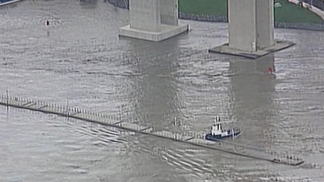 Tug boat saves bridge from Australia flood waters – VIDEO