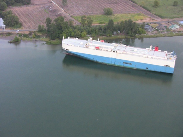 Incident Photo of The Week – Car Carrier Aground in Columbia River