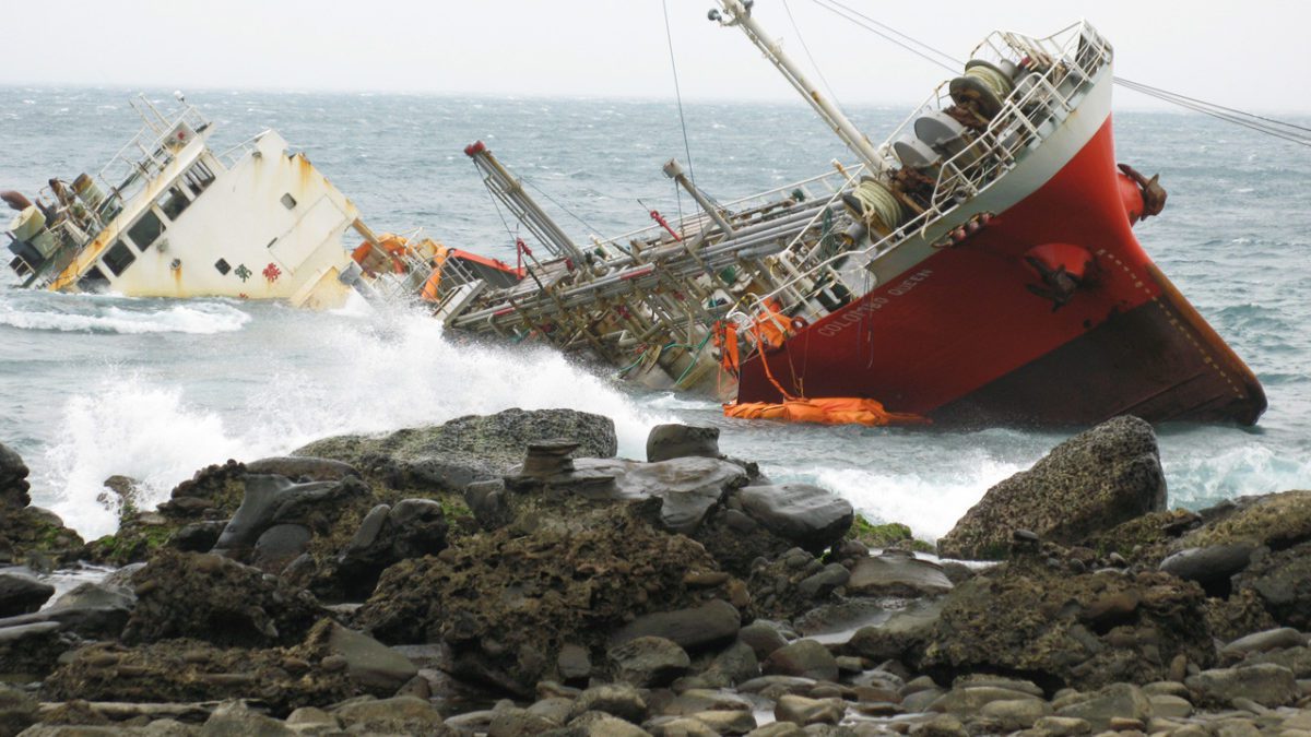 how-to-pull-a-sinking-ship-from-the-rocks-video-gcaptain