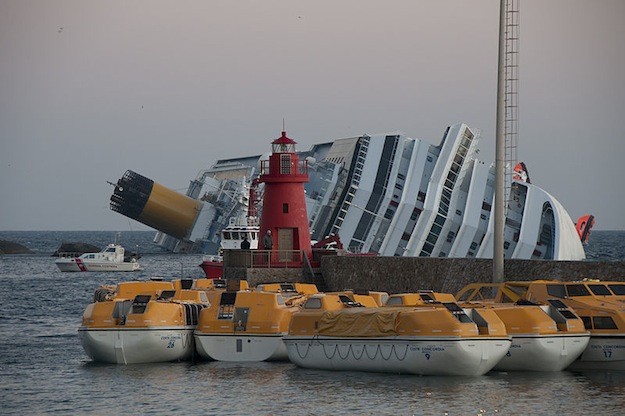 Costa Concordia Saturday Night Update: Italian Captain Detained as Probe Into Crash Goes On