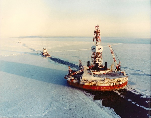 Drilling rig arctic ocean under tow