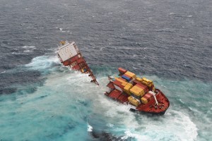 MV rena breakup split new zealand containership