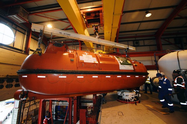 hyperbaric lifeboat seawell helix ESG