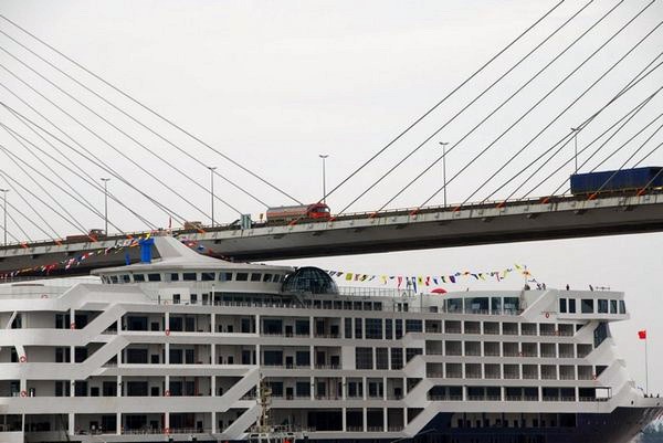 Brand-New Chinese Cruise Ship Loses in Bridge Limbo [INCIDENT PHOTO]
