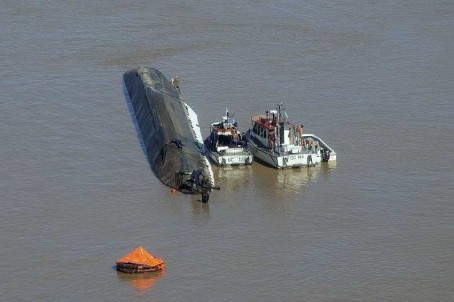 tugboat crash parana de las palmas argentina barge