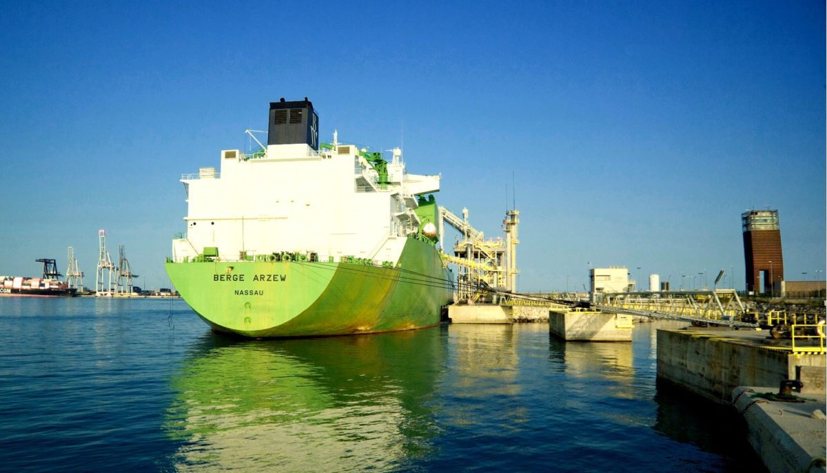 lng tanker offloading cargo