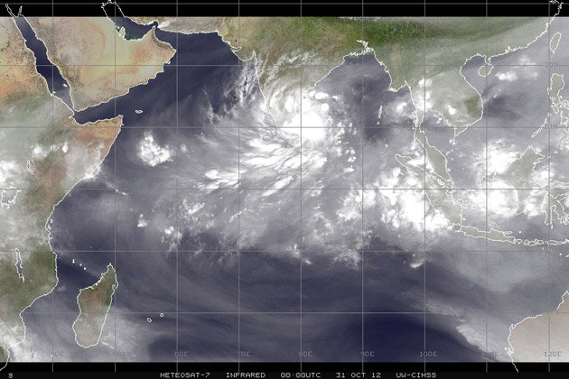 Tanker Grounds as Cyclone Slams India’s Coast; 1 dead and 5 missing