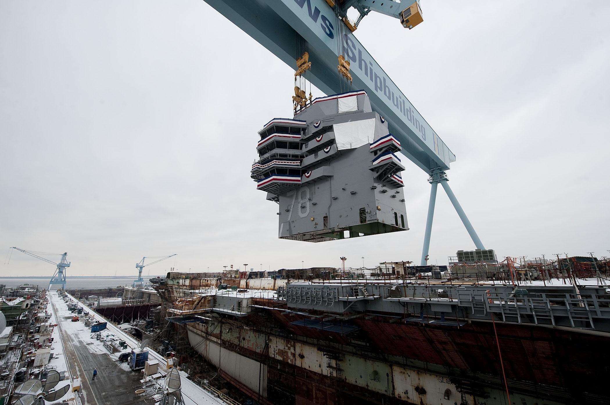 uss ford huntington ingalls shipyard island heavy lift