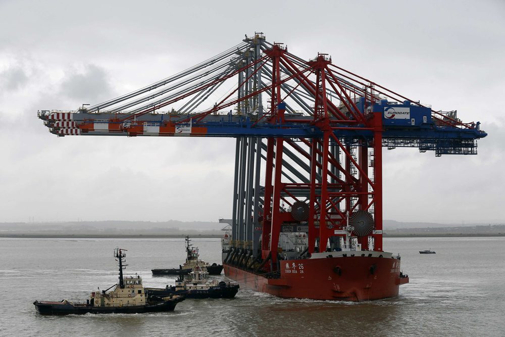 Ship Photo of the Day: Cranes Arrive at DP World London Gateway Aboard the Zhen Hua 26