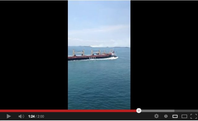 Bulk Carrier Runs Over Cargo Ship in Singapore Straits [VIDEO]