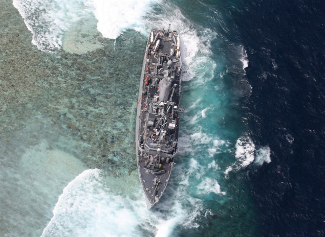 USS Guardian aground on Tubbahata Reef