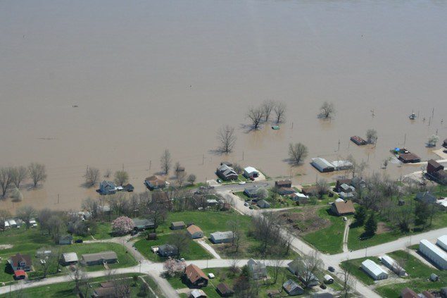 Flooding is seen along the Mississippi River in LaGrange, Missouri, in this April 21, 2013 handout photo courtesy of the Missouri Governor's Office. Picture taken April 21, 2013. REUTERS/Office of Missouri Governor Jay Nixon/Handout