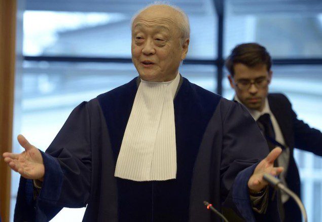 Judge Shunji Yanai, President of the International Tribunal for the Law of the Sea (ITLOS) (C) gestures during the proclamation of sentence in Hamburg November 22, 2013. REUTERS/Fabian Bimmer