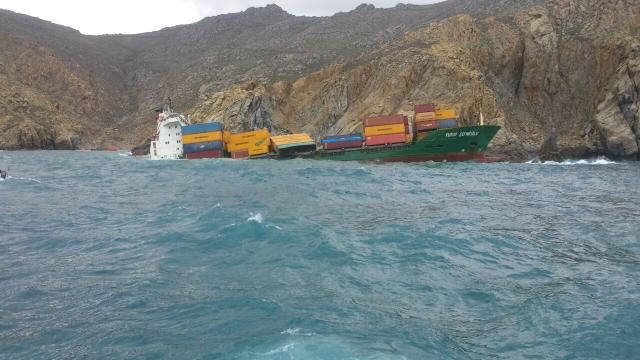 Crew Rescued From Grounded Containership at Mykonos Island – VIDEO