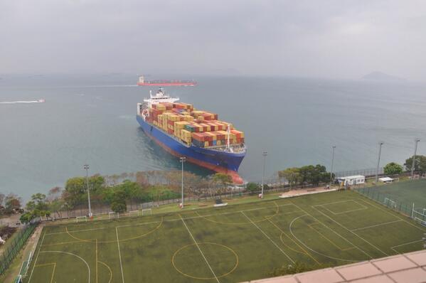 Cameras Roll as Hansa Containership Runs Aground in Hong Kong – VIDEOS