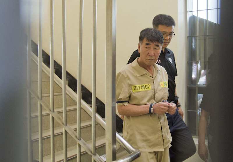 Captain of Doomed South Korean Ferry Apologises For Failure to Rescue Children