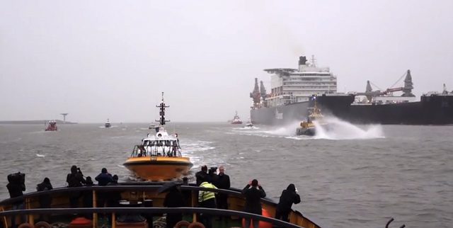 Watch the Tug-Fest in Rotterdam When the Pieter Schelte Arrived Yesterday