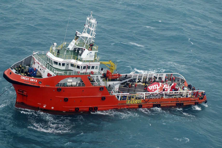 Searchers Recover Tail of Crashed AirAsia Flight [PHOTOS]