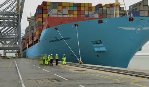 Time-Lapse: River Thames Record-Holder MV Munkebo Maersk Docks at London Gateway