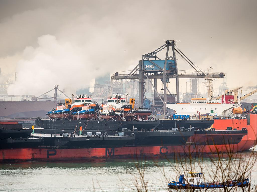 Photos – A Ship Carrying Ships Arrives in Rotterdam