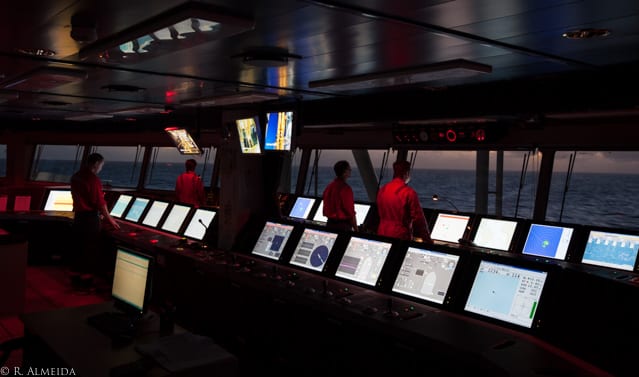 drillship dynamic positioning offshore navigation discoverer americas