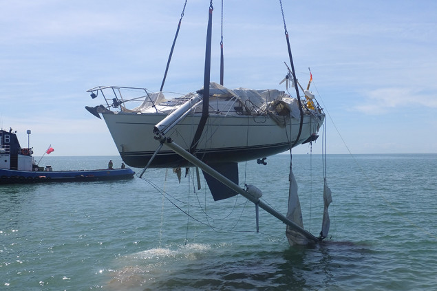 Photograph of yacht Orca being recovered from the water on June 9, 2014. Photo: MAIB