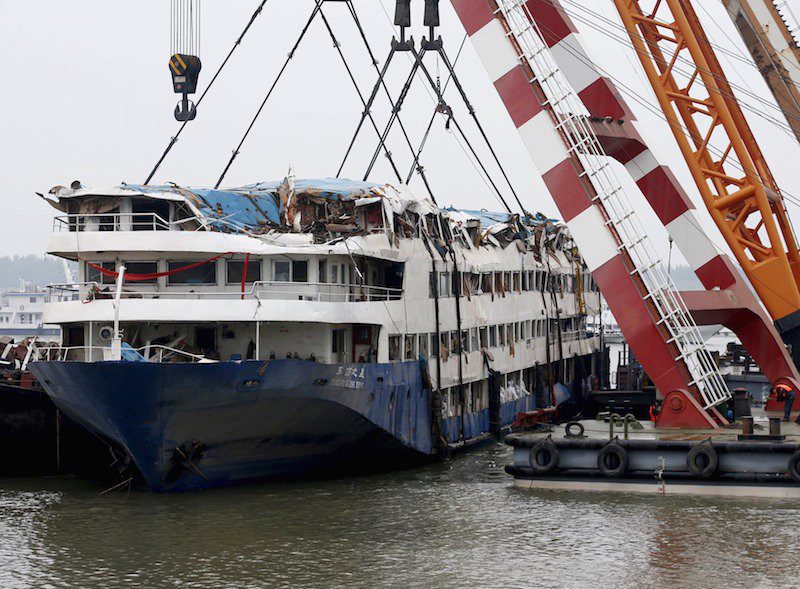 A rescue worker bows at a ceremony to mark seven days since the Eastern Star went down in the Jianli section of Yangtze River, Hubei province, China, June 7, 2015. REUTERS/Kim Kyung-Hoon