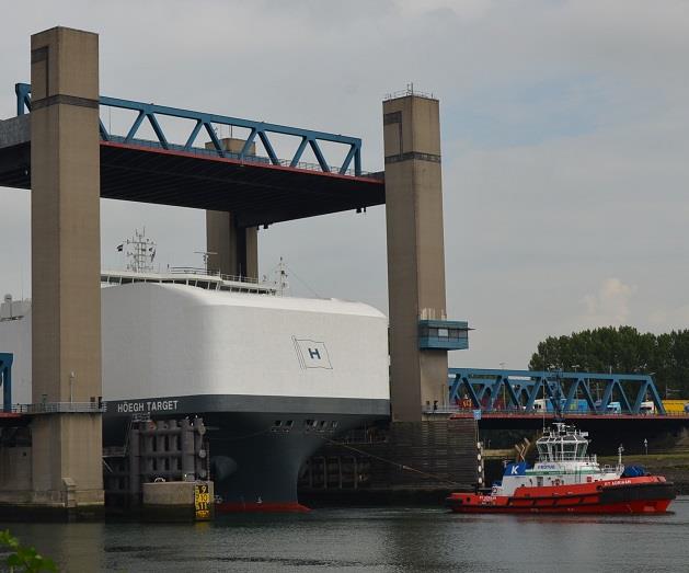 Ship Photos of the Day – World’s Largest Car Carrier Makes Maiden Call in Rotterdam
