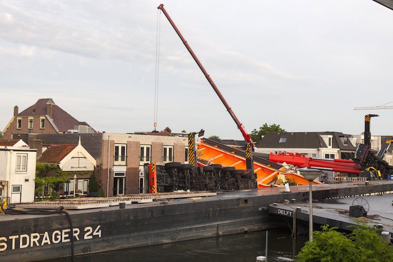 Two collapsed cranes are seen in Alphen aan de Rijn, the Netherlands August 3, 2015. Two cranes hoisting a massive section of bridge collapsed in a western Dutch town on Monday, flattening a row of houses and injuring at least 20 people, authorities said. REUTERS/Ronald Fleurbaaij
