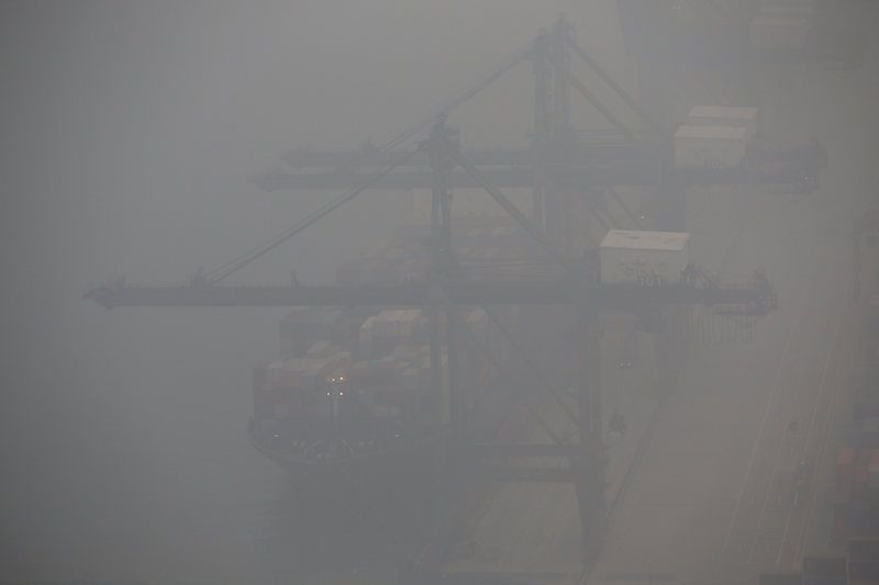 Ship Photos of the Day – Singapore Blanketed in Haze