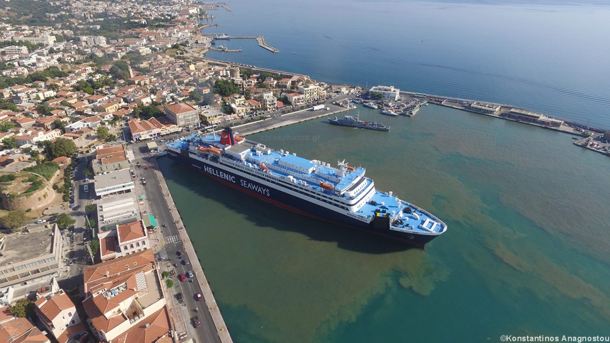 This Greek Island Ferry’s Mooring Maneuver is a Thing of Beauty – Drone View