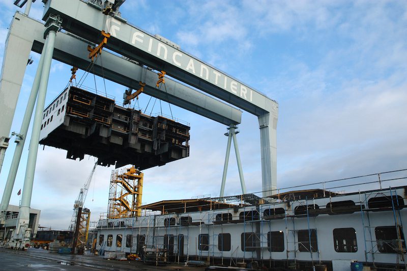 Il costruttore navale italiano Fincantieri sta cercando di abbassare la leva nel rinnovamento del business