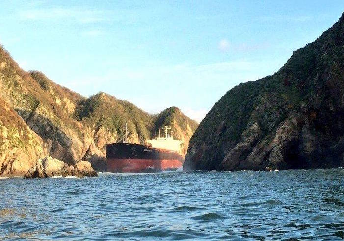 Grounded Bulk Carrier Left Stranded Along Mexico’s Rocky Coast