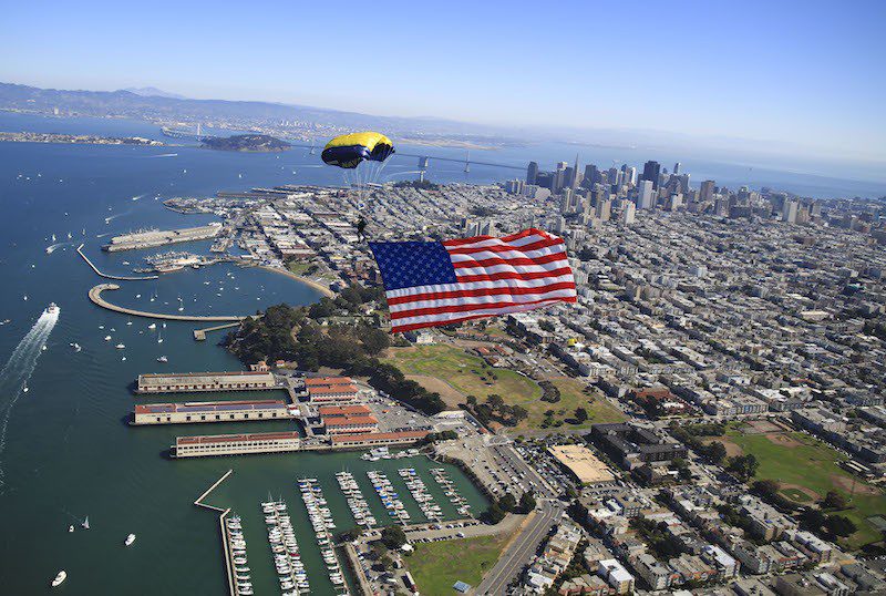 151009-N-IQ655-249 SAN FRANCISCO (Oct. 9, 2015) Members of the U.S. Navy Parachute Team, the Leap Frogs, perform a diamond formation during a skydiving demonstration at theSan Francisco Fleet Week Air Show. The Navy Parachute Team is based in San Diego and performs aerial parachute demonstrations around the nation in support of Naval Special Warfare and Navy recruiting. (U.S. Navy photo by James Woods/Released)