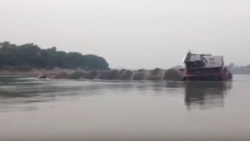 Scary Video Shows Self-Propelled Barge Flip Over in Just Seconds