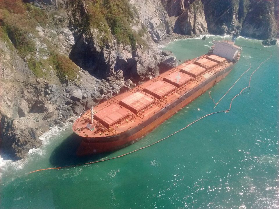 bulk carrier Los Llanitos aground