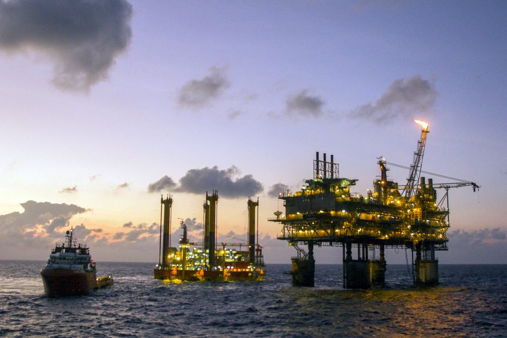 Slumping Oil Threatens Shell-BG Deal