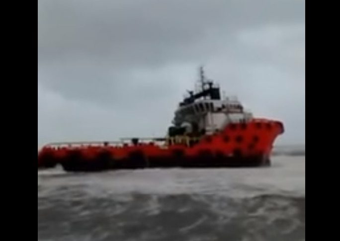 Video Shows Swiber AHTS Aground in Mexico