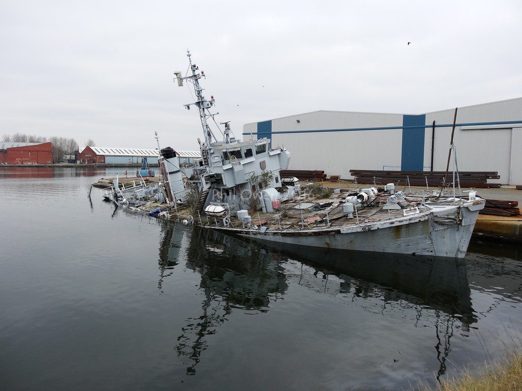 Former HMS Bronington, Last of the Royal Navy’s Ton-Class, Sinks Next to Dock in England