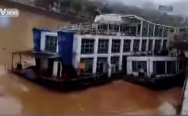 Raw Footage: Breakaway River Boats Slam Into Bridge in China
