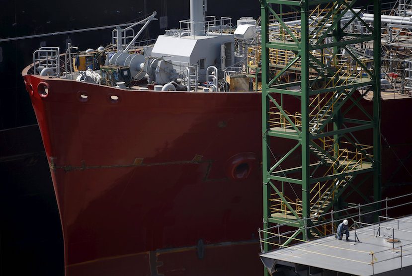 A worker near a ship under construction at Hyundai Heavy Industries' Shipyard in Ulsan, South Korea, May 13, 2015. REUTERS/Kim Hong-Ji/File Photo