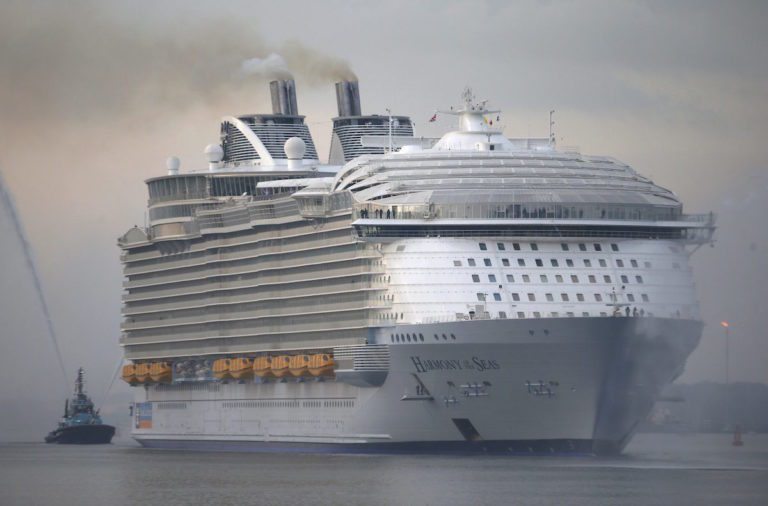 Ship Photos of the Day - World's Largest Cruise Ship Pulls Into Southampton