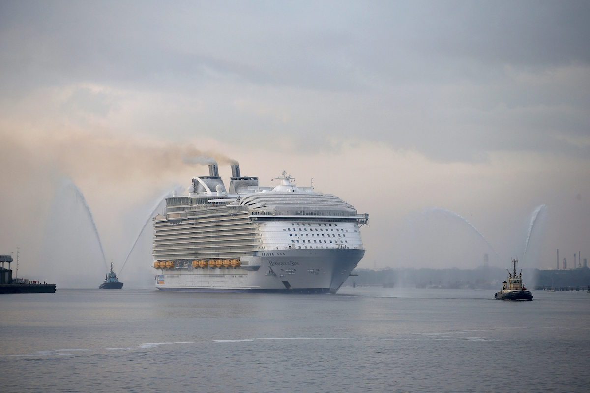 Ship Photos of the Day – World’s Largest Cruise Ship Pulls Into Southampton