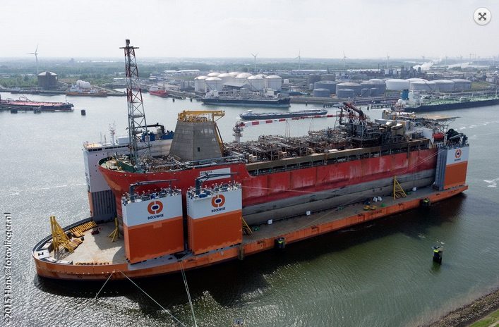 Dockwise Vanguard lifts the Armada Intrepid FPSO in 2015. 